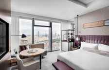 Номер Fairmont Skyline