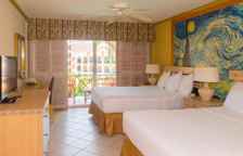 Четырёхместный номер Standard с видом на бассейн