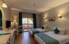 Люкс семейный с балконом и с видом на бассейн