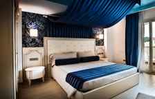 Двухместный номер Superior с балконом и с частичным видом на море