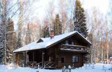 Коттедж с балконом и с красивым видом из окна