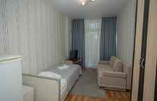 Трёхместный номер Standard с балконом и с видом на горы