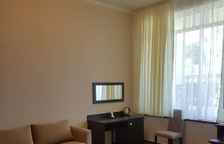 Четырёхместный полулюкс с 2 комнатами с балконом и с видом на город