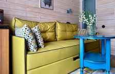 Студия с балконом и с красивым видом из окна