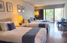 Трёхместный номер Regency с балконом и с видом на сад