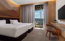 Четырёхместный семейный номер Deluxe с видом на озеро