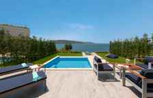 Вилла Family with Garden Jacuzzi с балконом и с видом на море