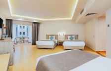 Трёхместный номер Mega с балконом