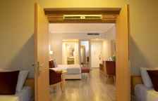 Четырёхместный номер Family с балконом и с красивым видом из окна