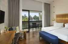 Трёхместный номер Superior с балконом и с частичным видом на море