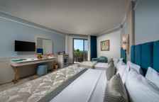 Трёхместный номер Standard с частичным видом на море