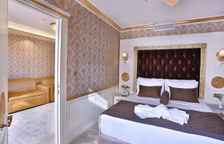 Двухместный номер семейный с балконом и с частичным видом на море