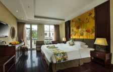 Студия с балконом и с видом на город