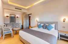 Четырёхместный семейный номер Mega с 2 комнатами с балконом