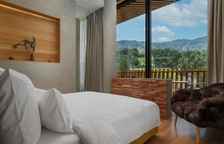 Трёхместный люкс с балконом и с видом на горы