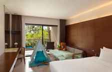 Двухместный номер Deluxe с балконом и с видом на бассейн