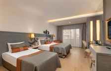 Трёхместный номер Standard с частичным видом на море