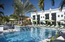 Четырёхместный номер Deluxe с видом на бассейн