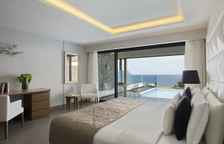 Двухместный полулюкс с личным бассейном Superior с частичным видом на море