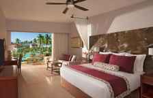 Двухместный номер Preferred Club Deluxe с видом на бассейн