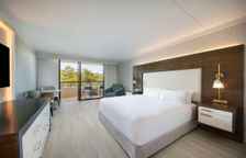 Номер для гостей с ограниченными возможностями с видом на бассейн