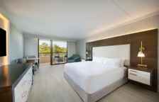 Двухместный номер для гостей с ограниченными возможностями с видом на бассейн