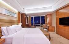 Двухместный номер Westin Premier с частичным видом