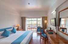 Двухместный номер Deluxe с балконом и с видом на бассейн