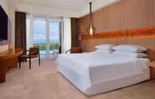 Двухместный номер с выходом к бассейну Deluxe с балконом и с видом на залив