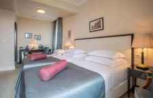 Двухместный номер Superior с частичным видом на море