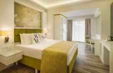 Номер Lake House Swim-Up Family