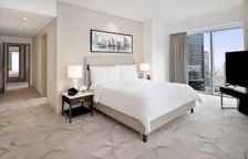 Двухместный люкс Club Level Premier с балконом и с видом на пристань