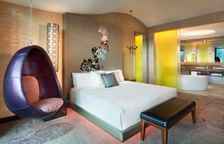 Люкс WOW c 1 комнатой с балконом и с видом на бассейн