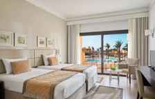 Двухместный номер Deluxe с видом на бассейн