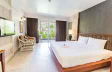 Двухместный номер Deluxe с видом на бассейн