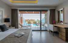 Двухместный полулюкс с личным бассейном с частичным видом на море