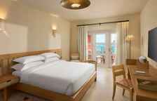 Двухместный номер Premium с балконом и с частичным видом на море