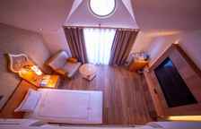 Четырёхместный номер Family Дуплекс с частичным видом на море