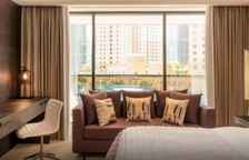 Двухместный номер с видом на Jumeirah Beach Residence клубный Royal Tower