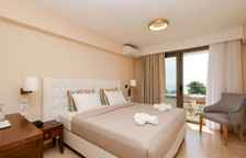 Двухместный номер Superior с частичным видом на море