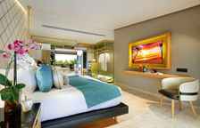 Двухместный люкс с джакузи на террасе со стороны бассейна