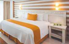 Четырёхместный номер Deluxe с частичным видом на океан