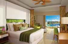 Полулюкс Preferred Club с видом на бассейн