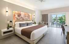 Двухместный полулюкс Allure с видом на бассейн