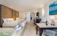 Четырёхместный номер Superior Deluxe с частичным видом на океан