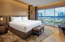 Двухместный номер Premier Plus с балконом и Marina Bay view