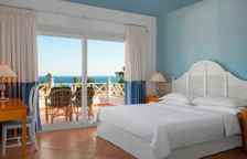 Четырёхместный номер Family с 2 комнатами с балконом и with Red Sea view