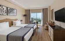 Двухместный номер Standard с балконом и с видом на окрестности