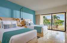 Номер Preferred Club Family с видом на бассейн