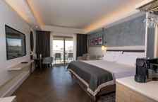 Двухместный номер Deluxe with side sea and pool view